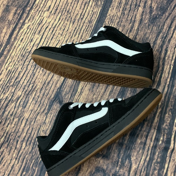 vans black sole white stripe